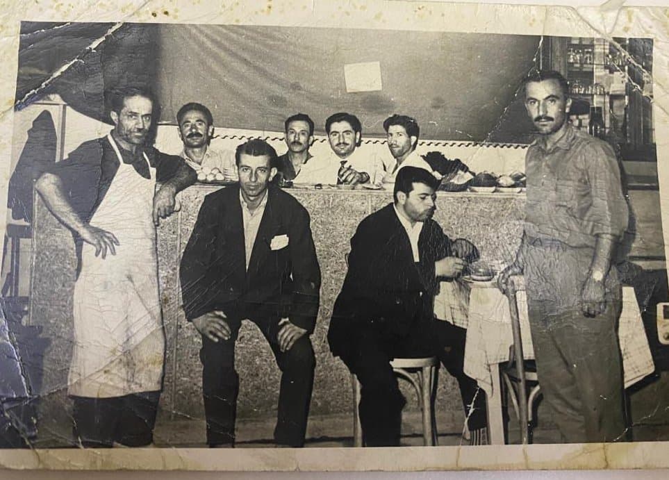 Köfteci Mitat’ın ilk yıllarından dükkân ve ekip