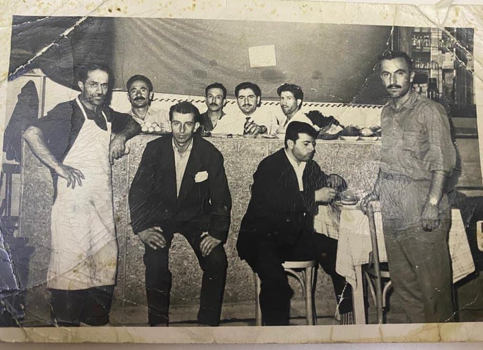 Köfteci Mitat’ın ilk yıllarından dükkân ve ekip